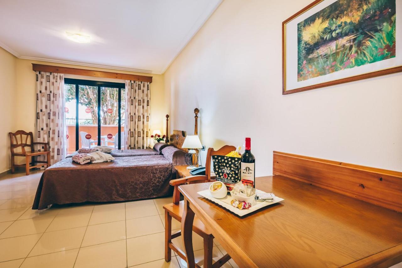 Grand Muthu Golf Plaza Hotel San Miguel de Abona Exterior foto A typical room at the hotel