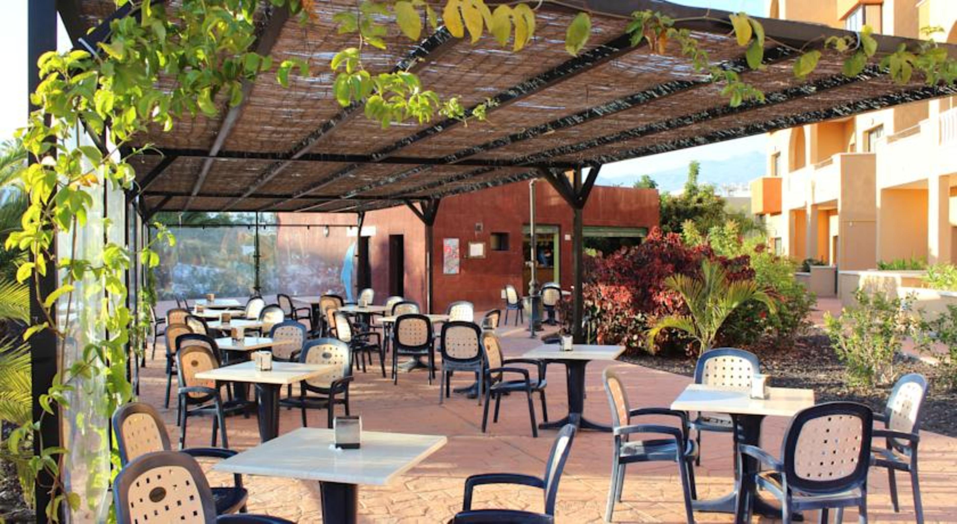 Grand Muthu Golf Plaza Hotel San Miguel de Abona Exterior foto The patio at the Santa Fe Opera