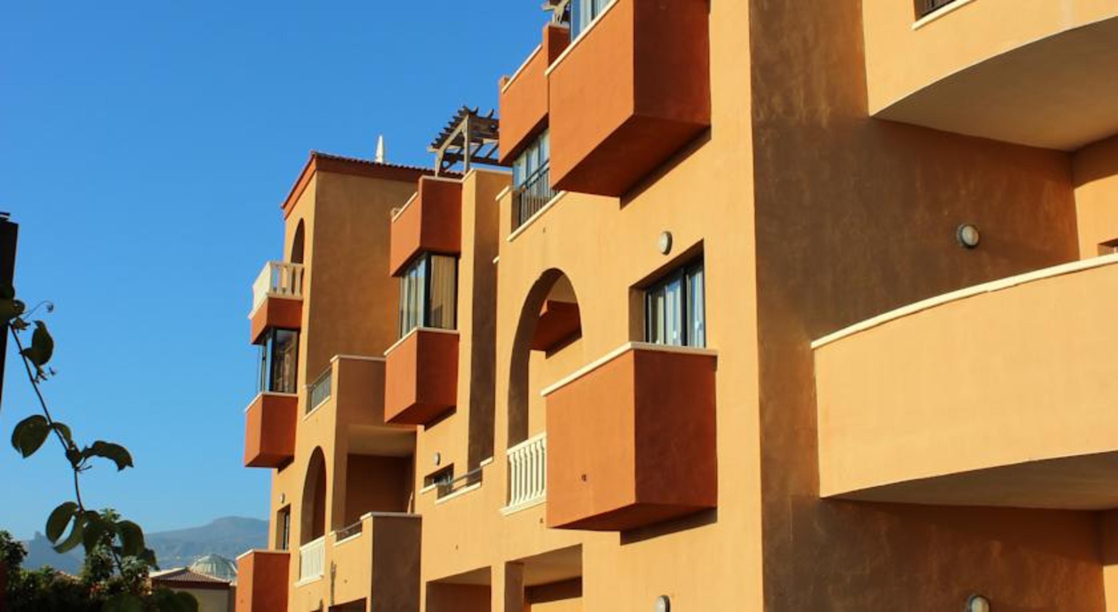 Grand Muthu Golf Plaza Hotel San Miguel de Abona Exterior foto Modern apartment building in Spain