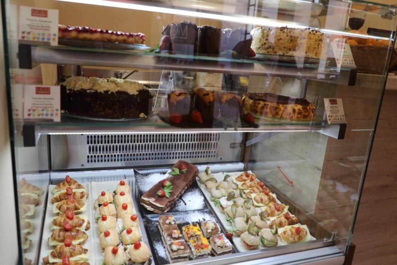 Grand Muthu Golf Plaza Hotel San Miguel de Abona Exterior foto A display of cakes at a bakery in Italy