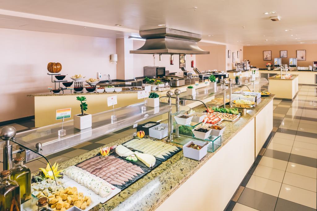 Grand Muthu Golf Plaza Hotel San Miguel de Abona Exterior foto A buffet at a hotel